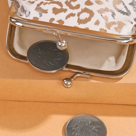 Women's Stylish & Versatile Kiss Lock Coin Purse - Picture 3 of 3